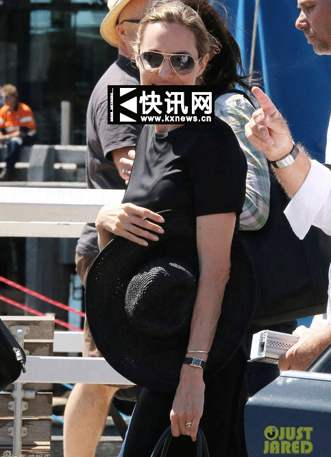 朱莉疑戴婚戒满面春光 与皮特再传秘婚(图)