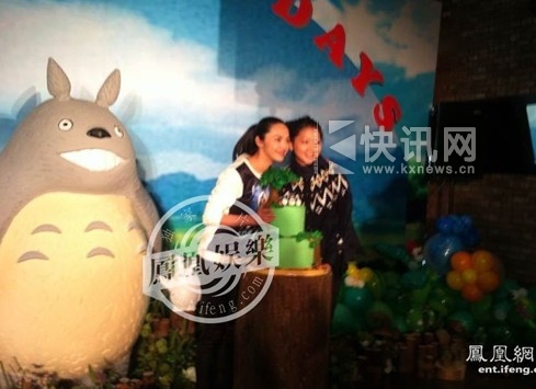姚晨儿子百日宴内场 全家福曝光小土豆露真容