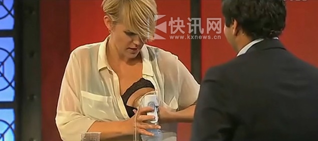 挪威女演员当众挤奶 男工作员辅助乳汁飞溅