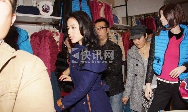 刘亦菲捞金引混乱 保安店员围堵争合照【图】