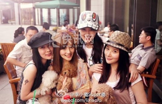 李小璐晒“泰迪闺蜜团”私照 彼此见证幸福瞬间