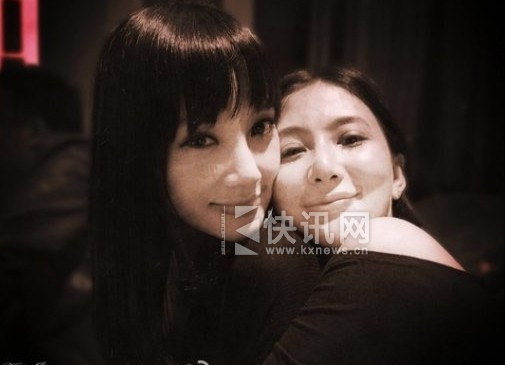 李小璐晒“泰迪闺蜜团”私照 彼此见证幸福瞬间