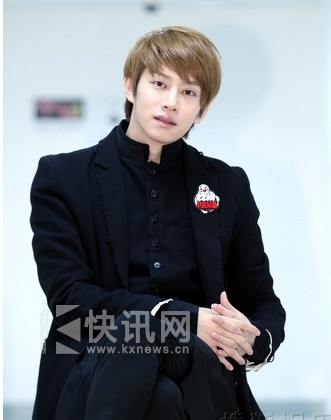 Super junior金希澈写真展童颜 皮肤光泽眼神勾人