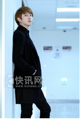 Super junior金希澈写真展童颜 皮肤光泽眼神勾人