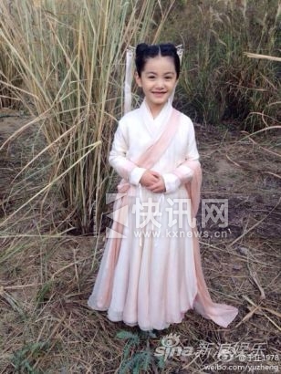 童年版小龙女曝光 双眼皮大眼超级“卡哇伊”