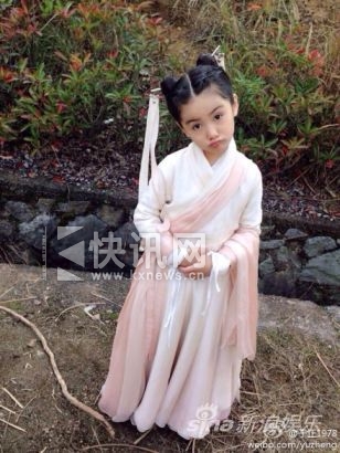 童年版小龙女曝光 双眼皮大眼超级“卡哇伊”