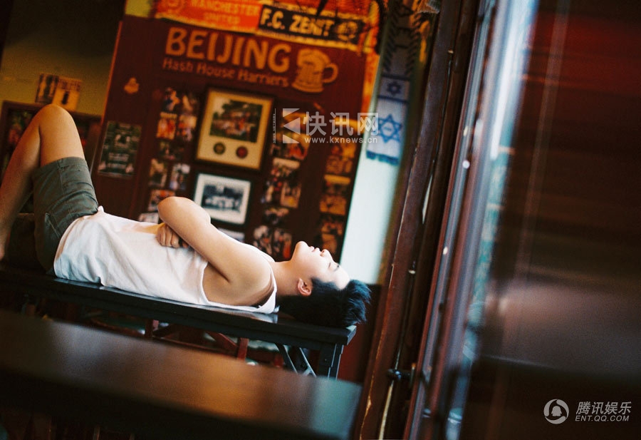 郑斯仁慵懒时光写真曝光 男闺蜜变身文艺青年