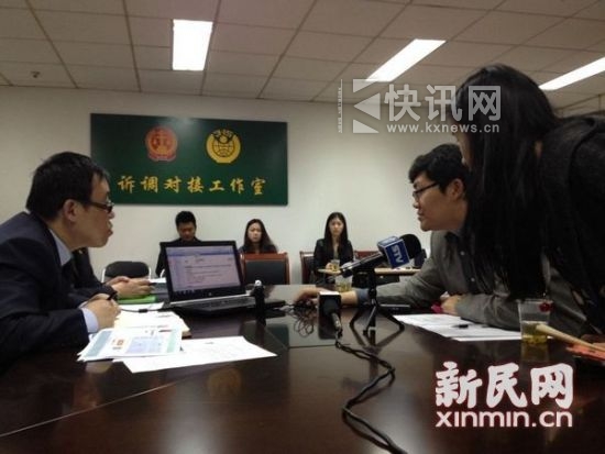 图说:现场模拟购买发现,折旧费等条款没有任何提示。新民网记者 沈文林 摄