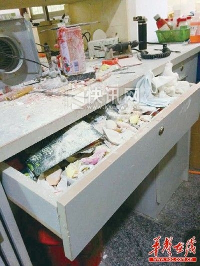 图为加工厂操作台上,桌面凌乱不堪,槟榔渣、烟灰填满了抽屉。华声在线记者张浩摄。 图为加工厂操作台上,桌面凌乱不堪,槟榔渣、烟灰填满了抽屉。华声在线记者张浩摄。