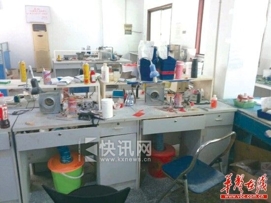 图为“长沙超胜义齿”加工厂的操作台。华声在线记者张浩摄。 图为“长沙超胜义齿”加工厂的操作台。华声在线记者张浩摄。