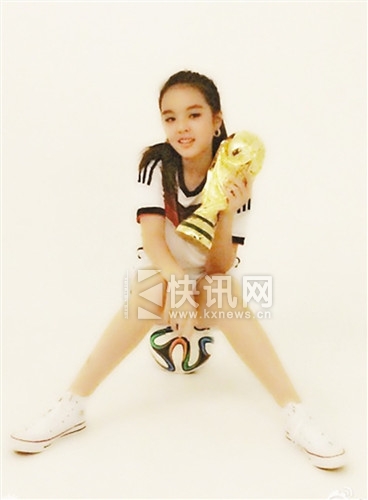 李咏女儿变身足球宝贝扎马尾辫眉清目秀(图)