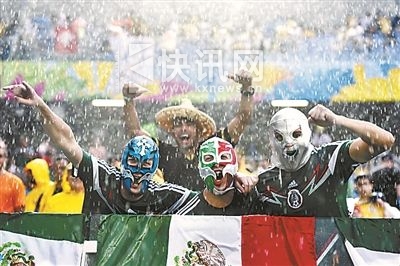 突如其来的暴雨让球迷更加兴奋