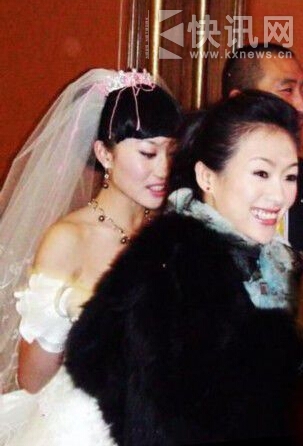 章子怡嫂子早期性感照曝光 曾收章子怡20万钻戒