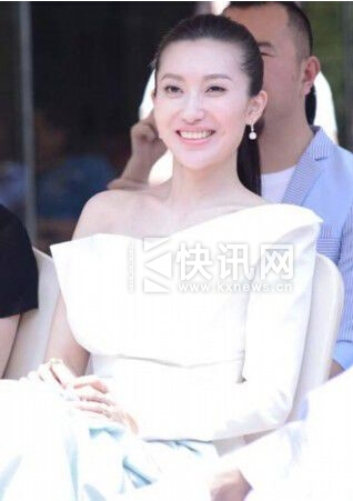 章子怡嫂子早期性感照曝光 曾收章子怡20万钻戒