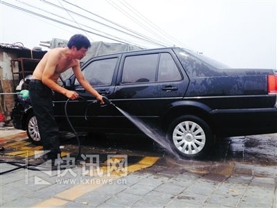 前日,昌平区立水桥附近,一洗车店工人正在用地下水洗车。新京报记者 李宁 摄