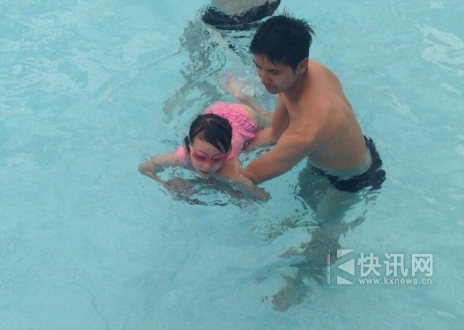 田亮带女游泳传授技能 可爱森碟粉色泳装