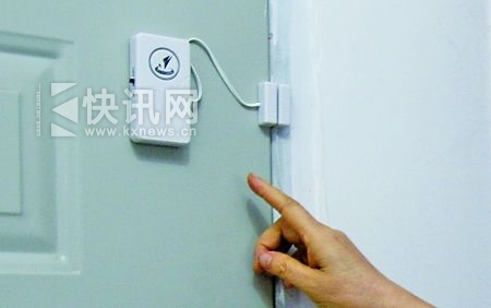 男子为王女士家安装的报警器