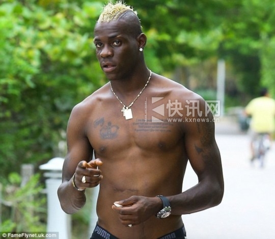 巴神与女友海滩戏水