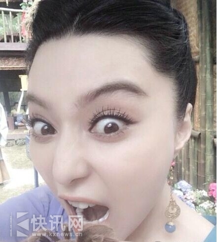 范冰冰晒与蜘蛛“亲密”照 网友:蜘蛛精转世