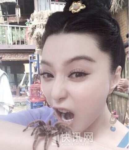 范冰冰晒与蜘蛛“亲密”照 网友:蜘蛛精转世