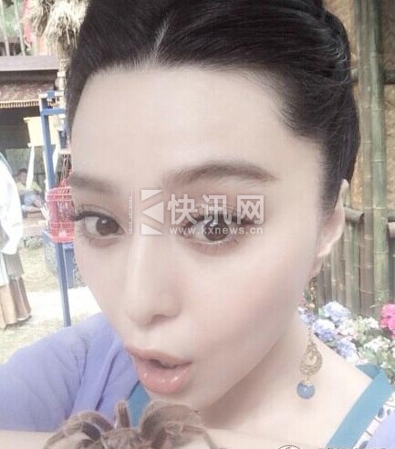 范冰冰晒与蜘蛛“亲密”照 网友:蜘蛛精转世