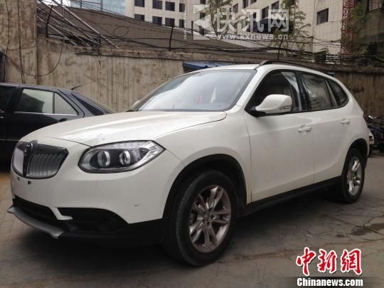 由于销售商迟迟未提供“合格证”,新车无法上牌照,只能窝在家里 董飞 摄