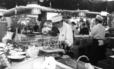 8月31日,一厨师正在开放式厨房内切生鱼片,操作区与餐台间无遮挡 摄/法制晚报暗访组  8月31日,一厨师正在开放式厨房内切生鱼片,操作区与餐台间无遮挡 摄/法制晚报暗访组