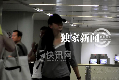 唐一菲素颜孤单回京不见凌潇肃 赴接风宴一扫愁云