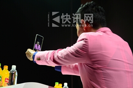 朴信惠亮相统一鲜橙多“漂亮C-Girl”总决赛,自曝早起只为吃火锅