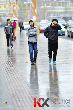 10月27日,市民行走在秋雨中。 10月27日,市民行走在秋雨中。