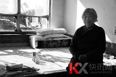 刘金国的母亲陈惠英老人坐在炕边与记者闲聊 刘金国的母亲陈惠英老人坐在炕边与记者闲聊