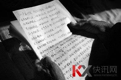 79岁的张忠智向记者展示自己编写的关于刘金国的顺口溜 79岁的张忠智向记者展示自己编写的关于刘金国的顺口溜