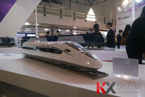 第十二届中国铁路装备技术展上,时速250公里耐高寒抗风沙动车组首次亮相。新京报记者 贾世煜 摄 第十二届中国铁路装备技术展上,时速250公里耐高寒抗风沙动车组首次亮相。新京报记者 贾世煜 摄