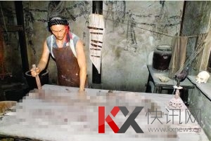 这是一个工作坊,有剥皮凳及工具(图片已做打码处理) 这是一个工作坊,有剥皮凳及工具(图片已做打码处理)