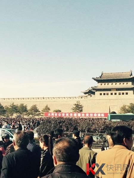 10月18日上午,千余大同市民聚集在大同和阳门广场,希望原市长耿彦波重返大同。 10月18日上午,千余大同市民聚集在大同和阳门广场,希望原市长耿彦波重返大同。