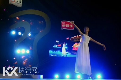 张根硕朴信惠现身成都,出席统一鲜橙多“漂亮C-Girl”总决赛