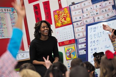 3月4日,美国华盛顿,美国第一夫人米歇尔在华盛顿育英公立特许学校,听六年级的学生们讲述他们去中国的经历。