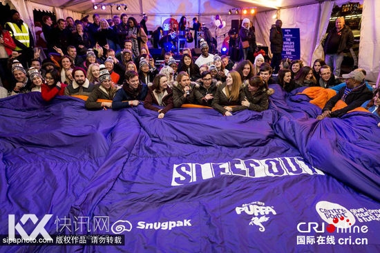 英国伦敦制作世界最大睡袋 长20米可同时容纳100人(高清组图)