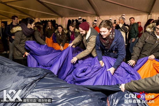 英国伦敦制作世界最大睡袋 长20米可同时容纳100人(高清组图)