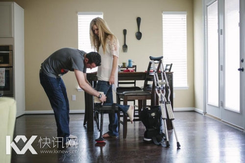 波士顿爆炸案幸存者截肢为左腿写下“分手信”