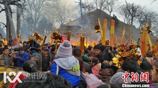 河南淮阳春节庙会游人多香客为烧香祈福爬墙购票