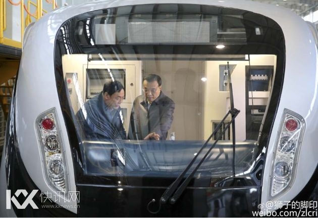 李克强总理10日考察北车长客时，站在司机位置上，见证了我国自主研发的“列车大脑”被激活。
