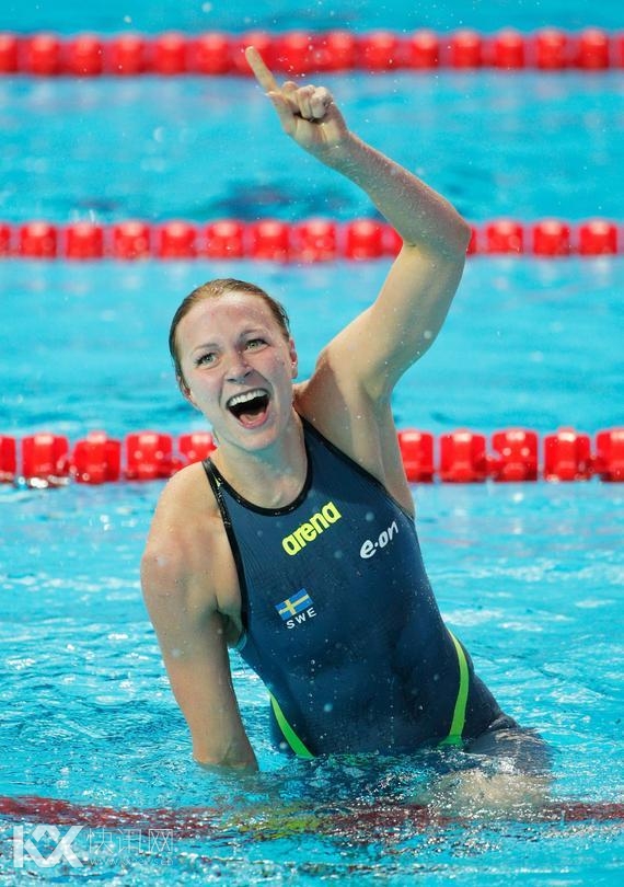 瑞典选手斯约斯特罗姆以55秒74创造女子100米蝶泳新世界纪录。